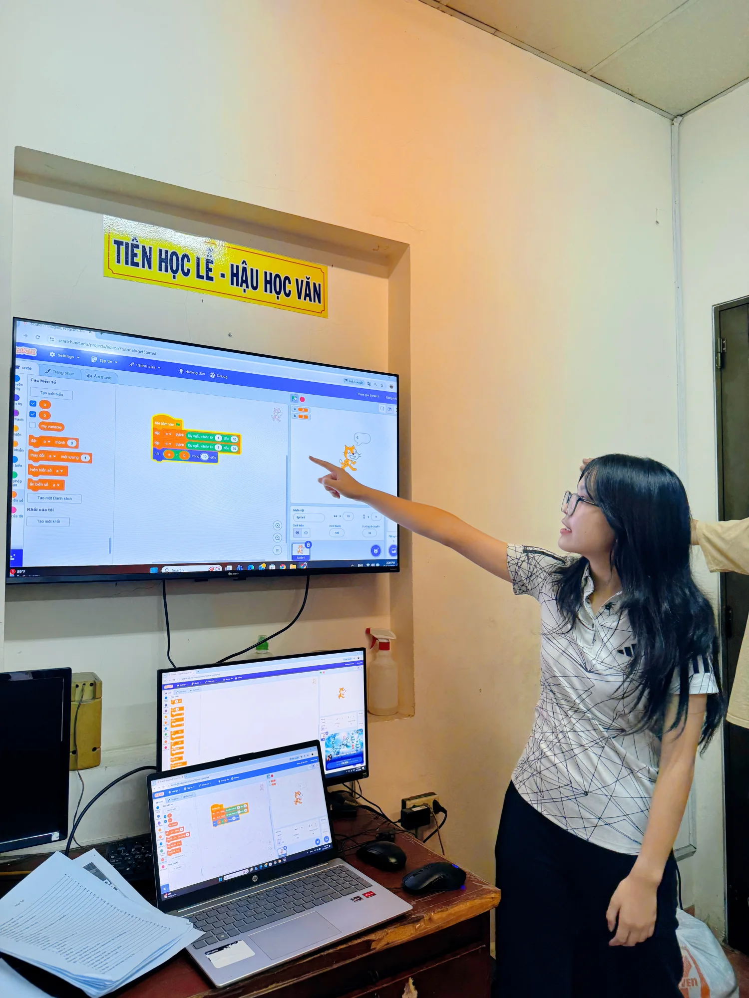 Ngân explaining Scratch programming blocks to students