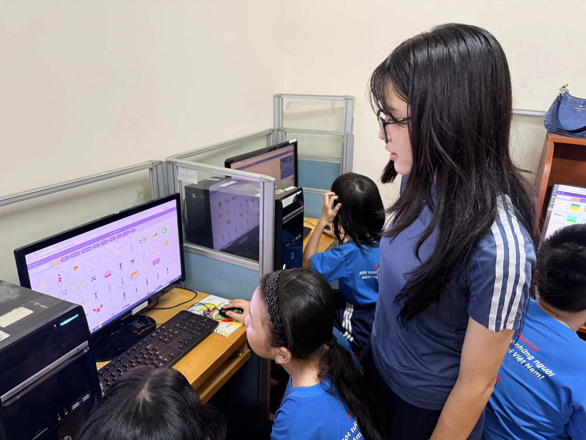 Students exploring Scratch with guidance from Ngân
